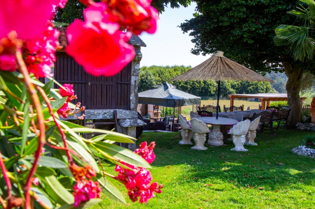 CASA RURAL EN GALICIA CON AMPLIOS ESPACIOS PARA COMER AL AIRE LIBRE